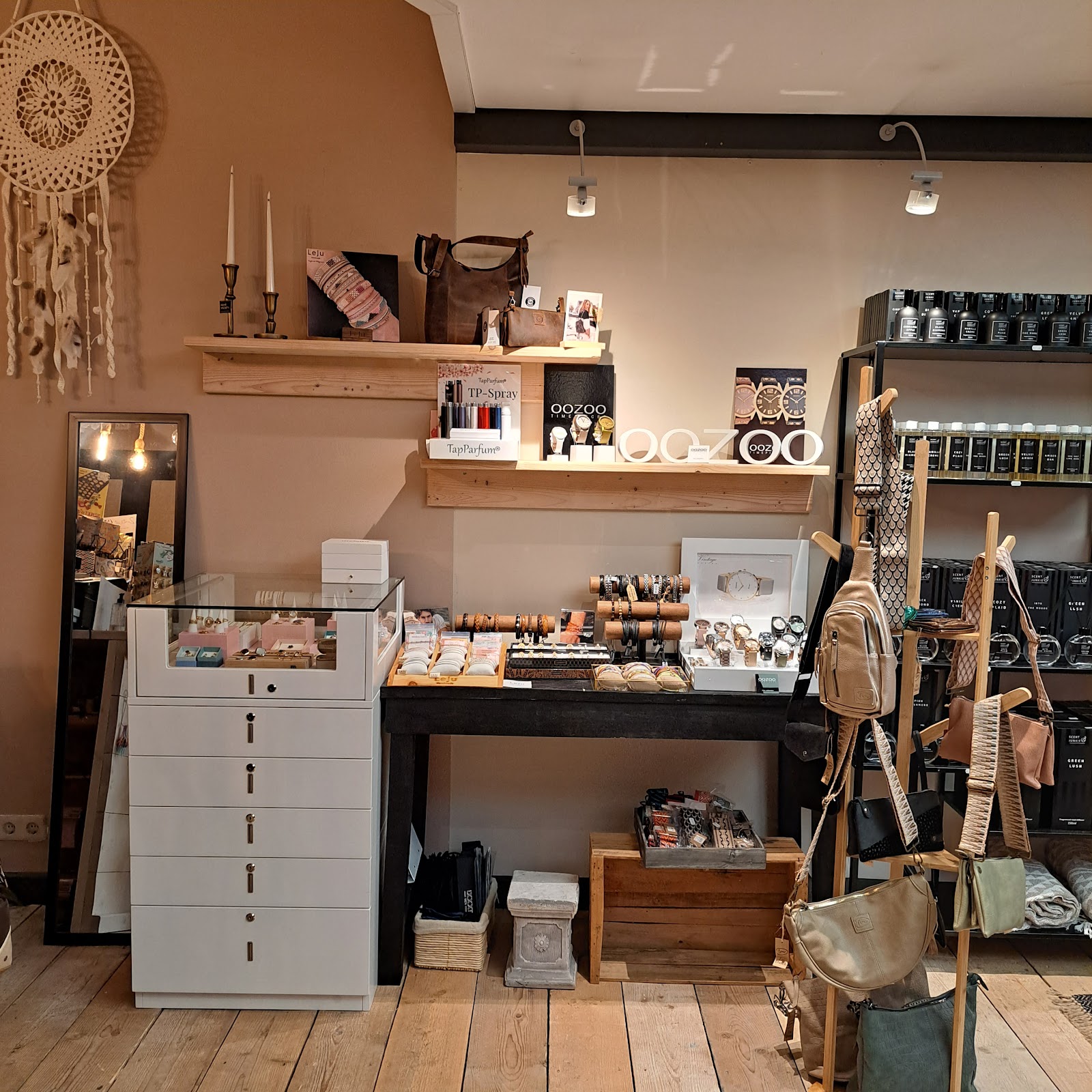 TapParfum bar met hervulbare flacons en OOZOO horloges