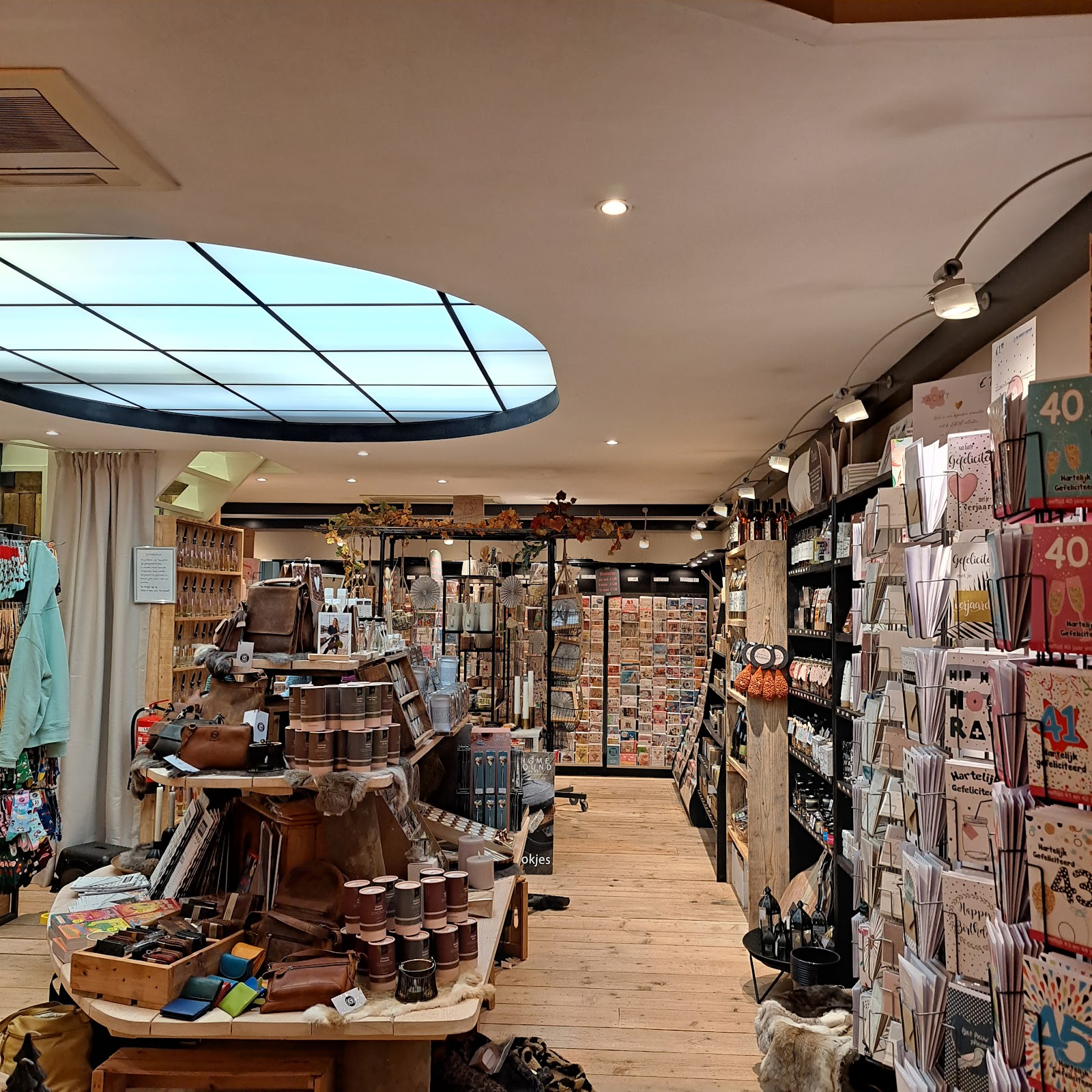 Sfeervol interieur van Sfeer & Meer in Goirle met wenskaarten en cadeautafels