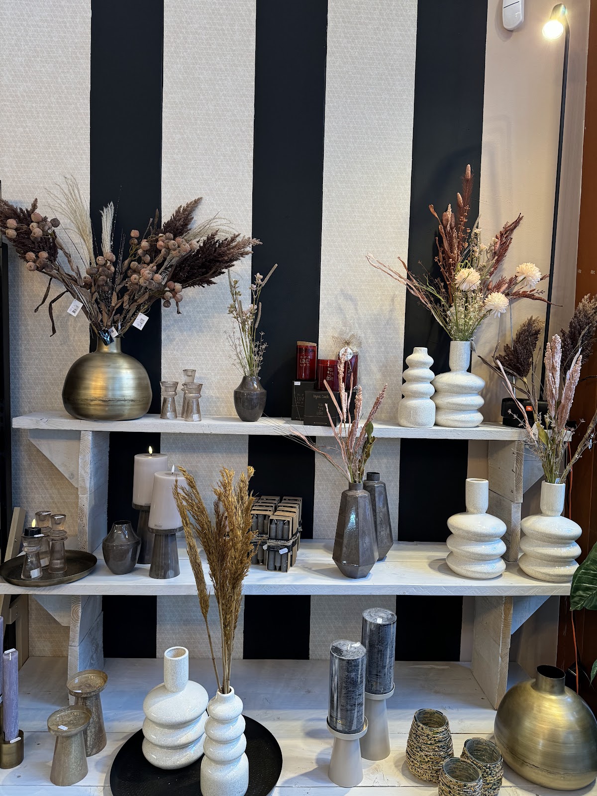 Organische keramische vazen, droogbloemen en sfeeraccessoires